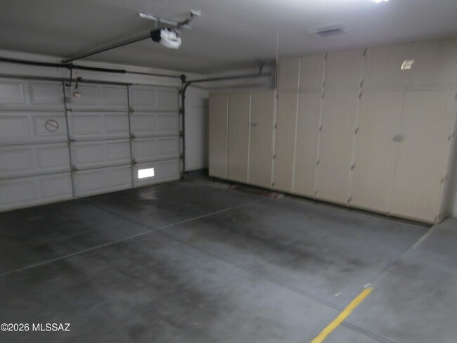 Building Photo - 870 W Calle de Emilia