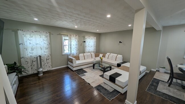 Building Photo - 20 Winterberry Way