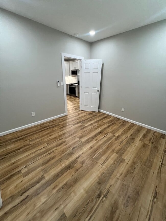 Building Photo - Split AC's In each room. Wet Bar. Spacious