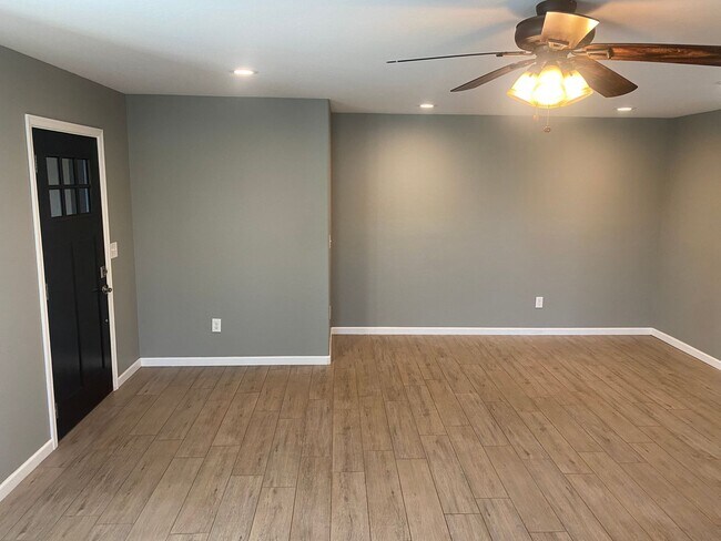 Building Photo - Remodeled 3/2 SFH Glendale, built in 2016
