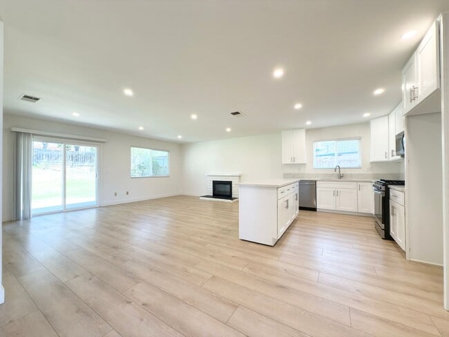 Building Photo - Remodeled Single Level in Cul-de-Sac!