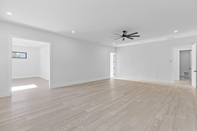 Building Photo - 555 Versailles Dr