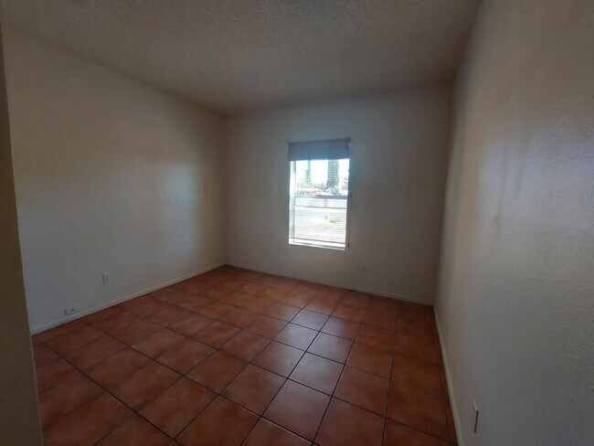 Building Photo - 2604 Inverrary Dr