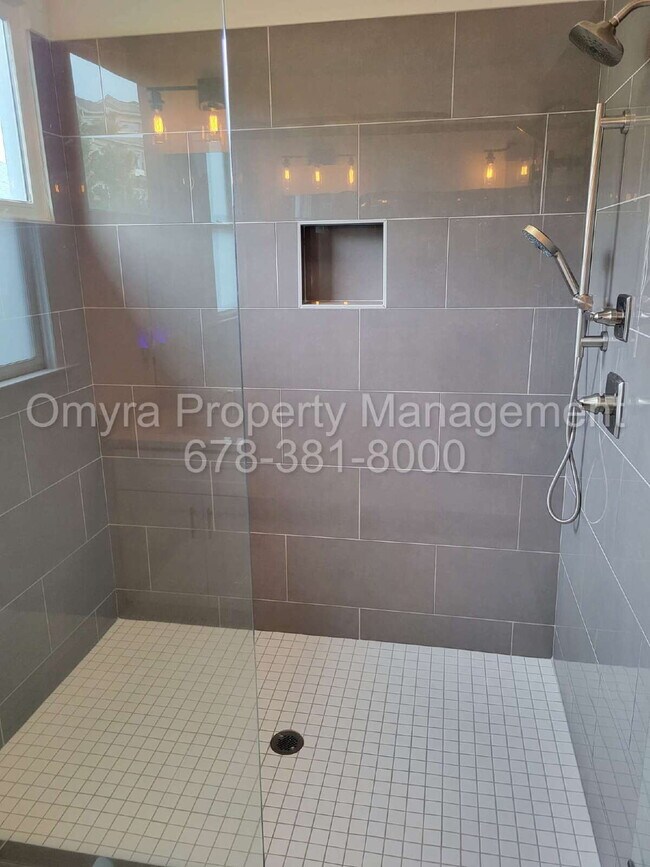 Building Photo - Luxurious 4 Bedroom Home near Grant Park!