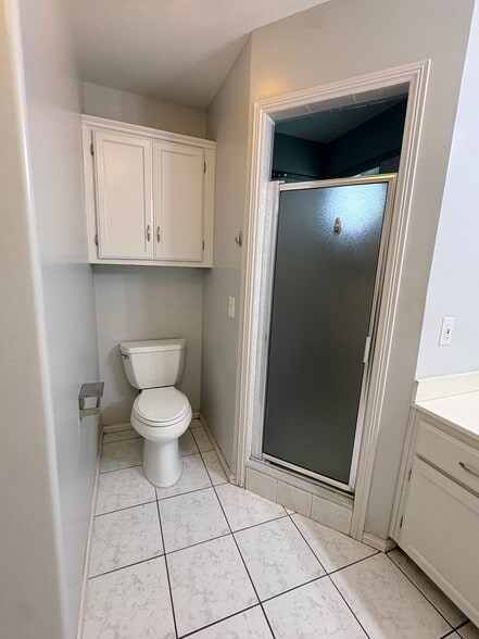 Master bathroom - 2921 W Iris Ave