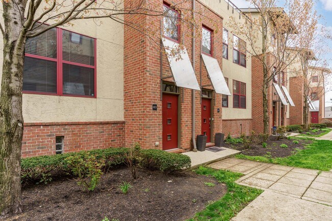 Building Photo - 587 E Rich St