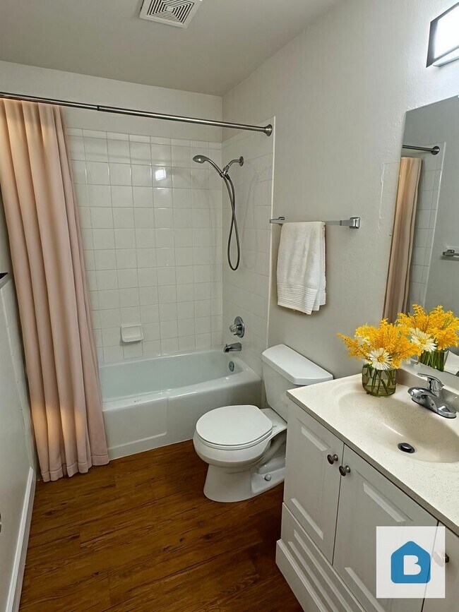 Building Photo - Creekside Views in this Stunning 2 Bedroom!