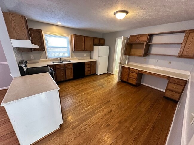 Building Photo - Nice 3 BR, 2 Bath Home! HW & Carpet Floors, Attached Garage, Fenced Backyard, Pets Ok!