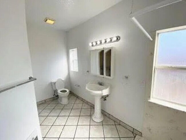 Building Photo - 7176 Husky Dr NE