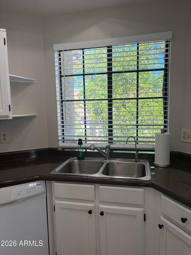 Building Photo - 930 N Mesa Dr