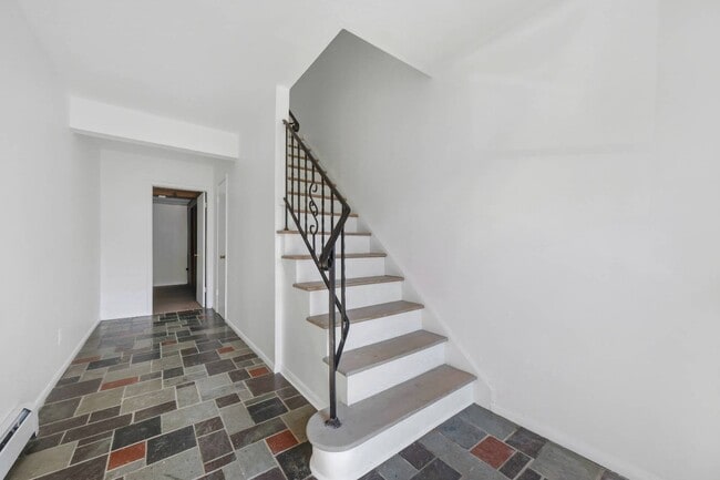 Building Photo - 206 Chrystal Dr