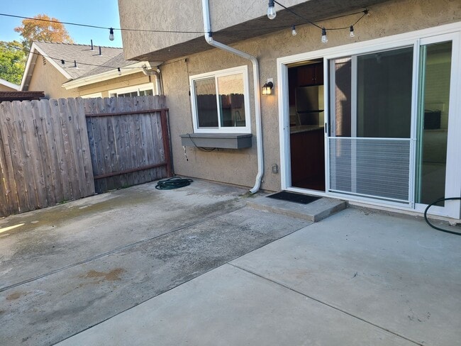 Building Photo - Spacious Two story 3 bed 2.5 baths + 2 car garage in great school district.