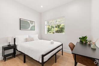 Building Photo - A 3 Bedroom apartment with ensuite bathroo...