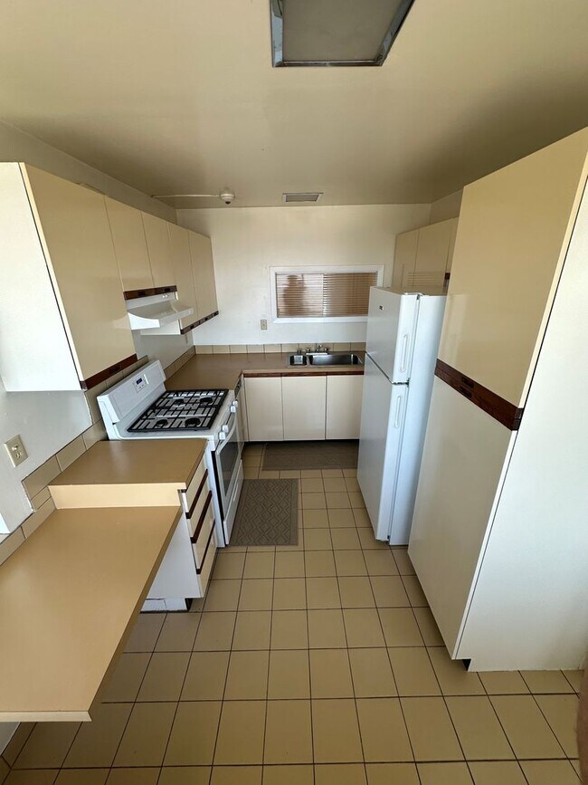 Building Photo - Beautiful Golden Gate Heights 5 Bed/3.5 Bath Home w/Amazing Views