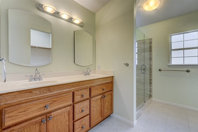 Building Photo - 2 bedroom, 2 bathroom home in Victorian Es...
