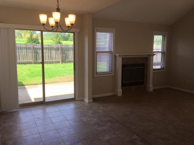 Building Photo - Updated 3 bed 2 bath with 2 car garage and a pool!