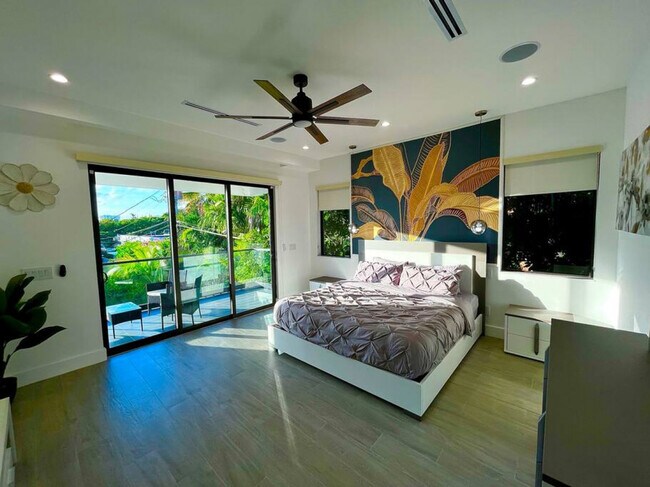 Building Photo - 648 NE 16th Terrace