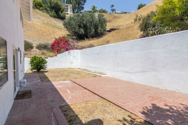 Building Photo - Refreshed 5-bedroom, 3-bathroom home locat...
