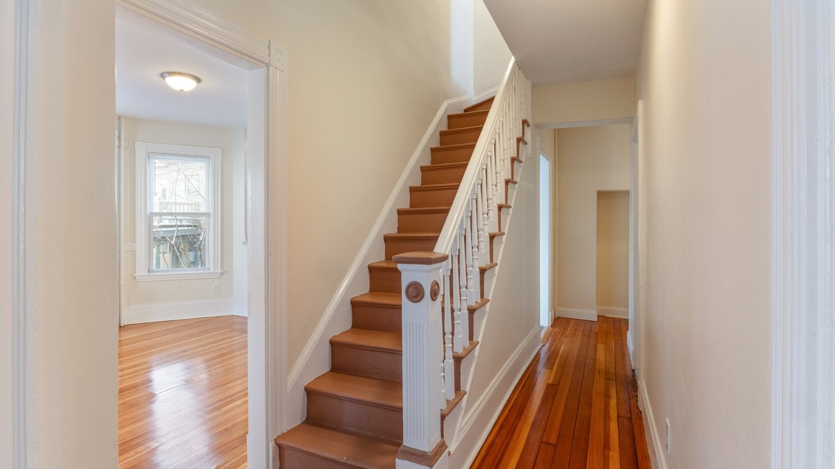 Building Photo - 32 Robinson St