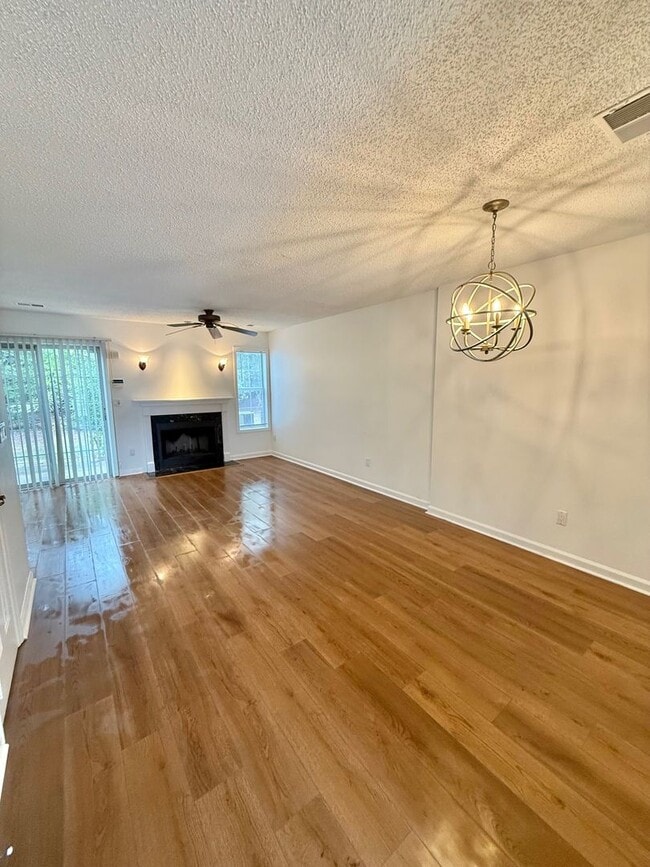 Building Photo - Fabulous Townhome in Prime Location – Comf...