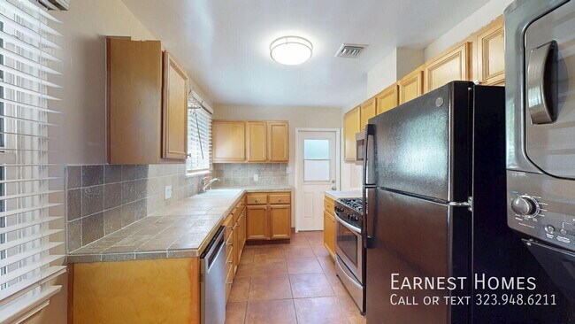 Building Photo - 15031 Hartland St