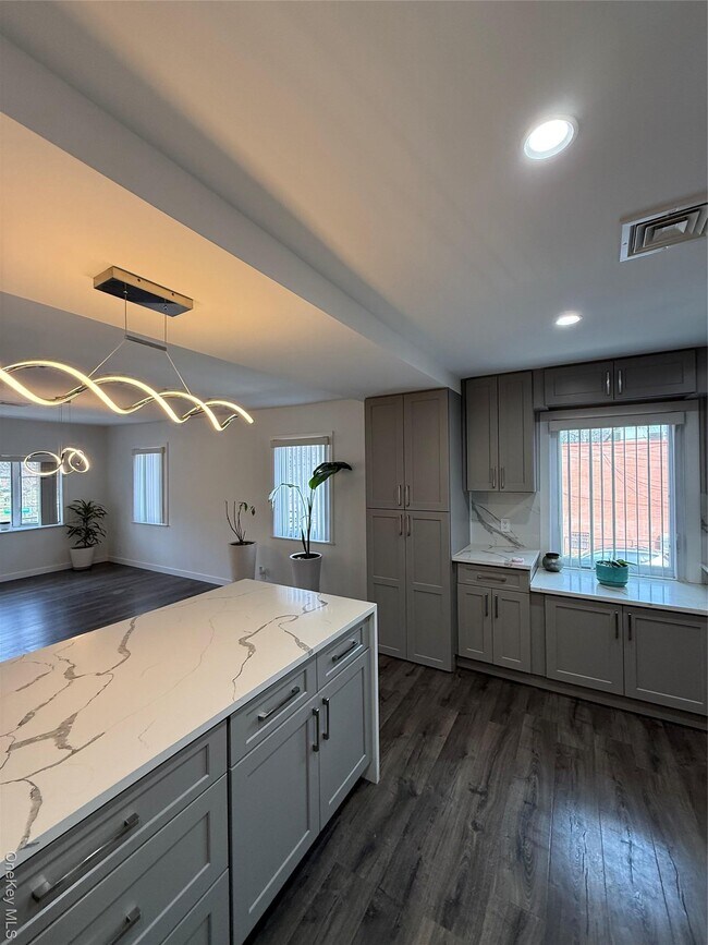 Building Photo - 1090 Pelham Pkwy S