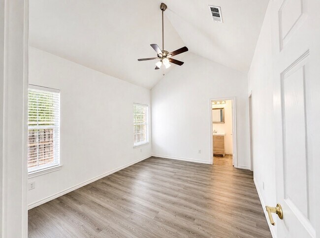Building Photo - 703 Perry Ave