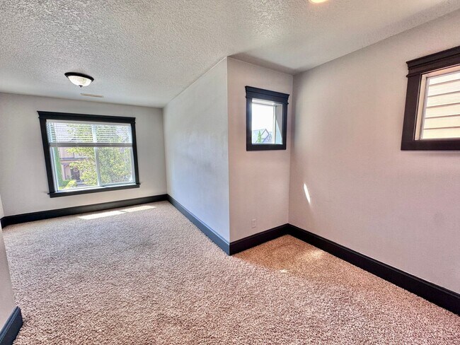 Building Photo - GORGEOUS Townhome...  LOCATION , LOCATION near Peace Health Hospital