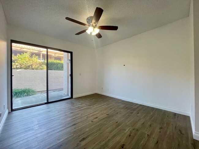 Building Photo - Gorgeously Updated 3 Bedroom Condo in Esco...