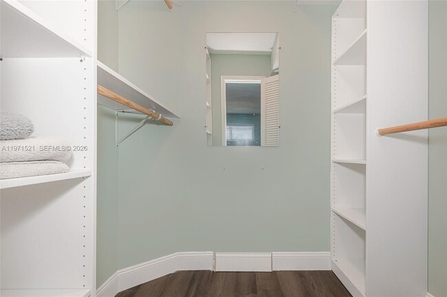 Building Photo - 9811 N Hollybrook Lake Dr