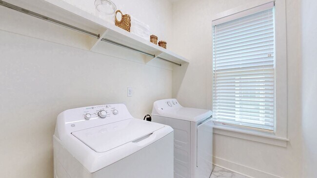 Building Photo - Franklin Gem Walking Distance to Downtown!