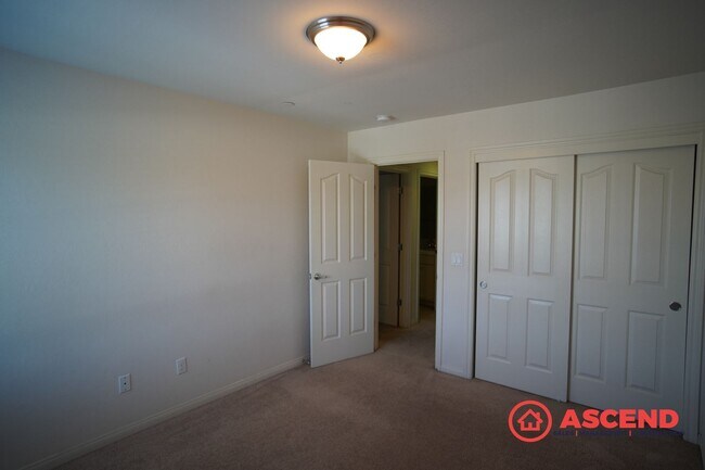 Building Photo - Stunning 4 Bed, 2.5 Bath Home with Pool Access | Southwest Bakersfield