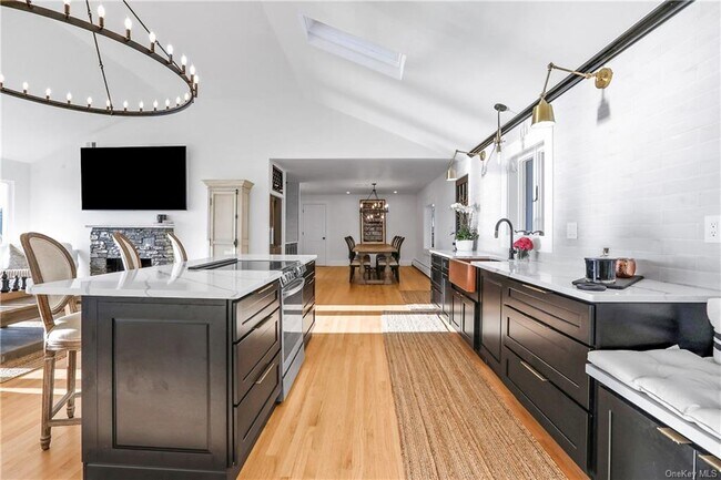 Building Photo - 381 Lakeside Rd