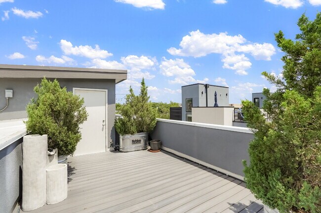 Building Photo - 1 Month Free - 2 Bed Room / 2.5 Bath - Roo...
