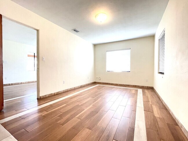Building Photo - 1100 Aragon Ave