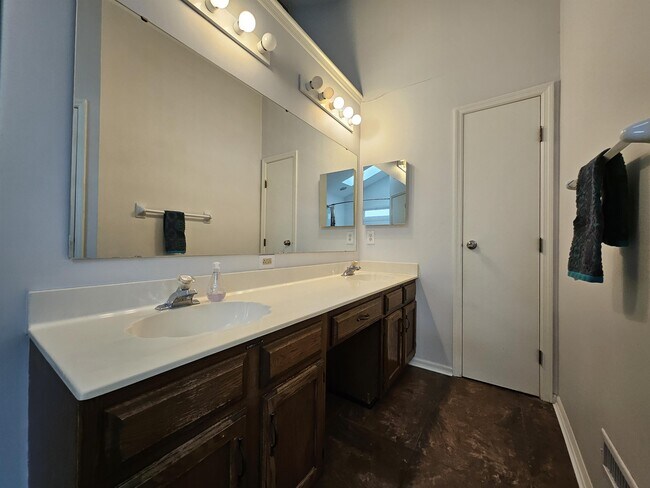 Building Photo - 7645 Bayridge Dr