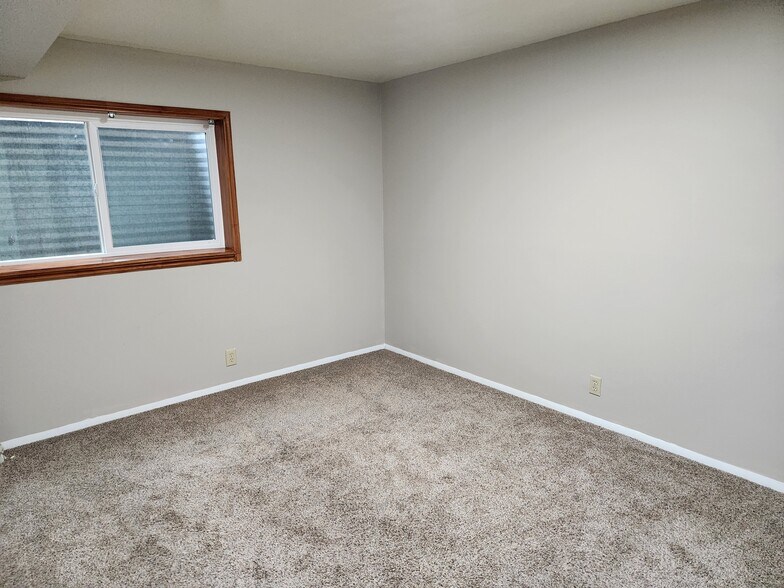 Building Photo - 2112 E Donegal Cir