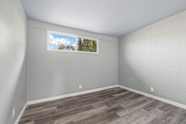 Building Photo - Great Eastside Home!