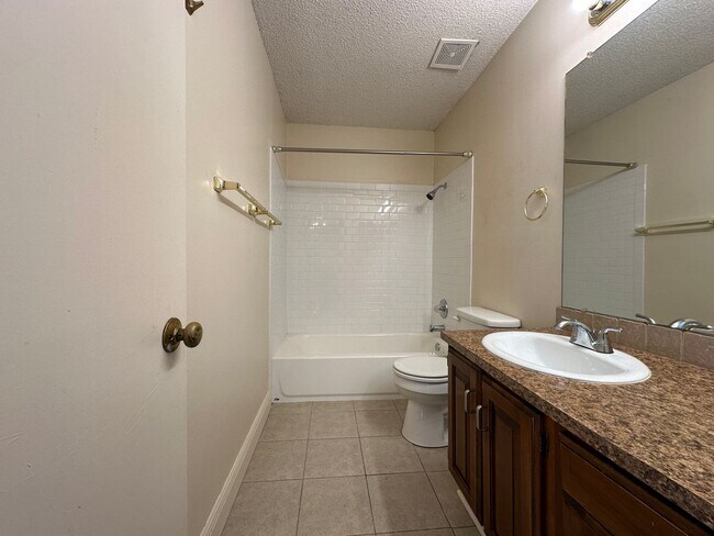 Building Photo - * Move-In Special * * Water Paid ; Washer/...