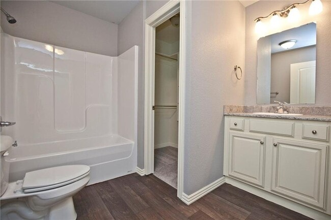 Building Photo - 4 Bed 4.5 Bath Townhouse just mins away from the University!