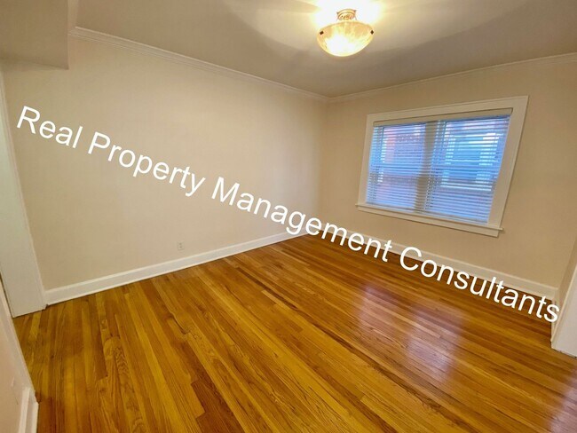 Building Photo - 2-Bed Apartment Close to the Plaza