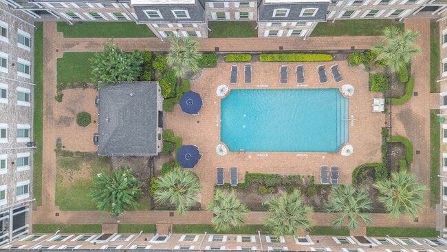 Building Photo - 355 N Post Oak Ln