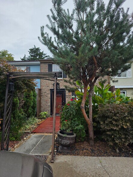 Building Photo - 2842 Lake Forest Dr