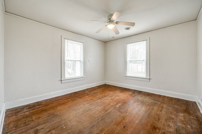 Building Photo - 2 Bedroom 1.5 bath All Brick Ranch in Rock...