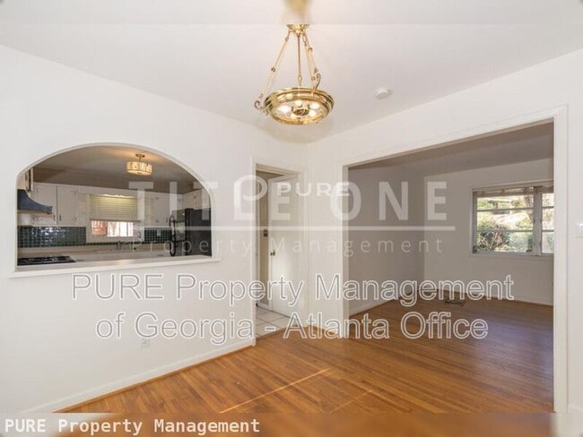 Building Photo - 2435 Woodacres Rd NE