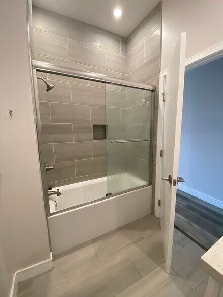 Building Photo - 3955 S Budlong Ave