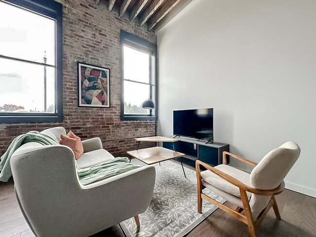 Building Photo - 403 W 4th St N