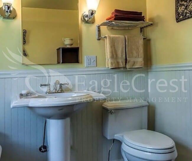 Building Photo - Charming Two Bedroom House with Bonus Room & Large Fenced Yard