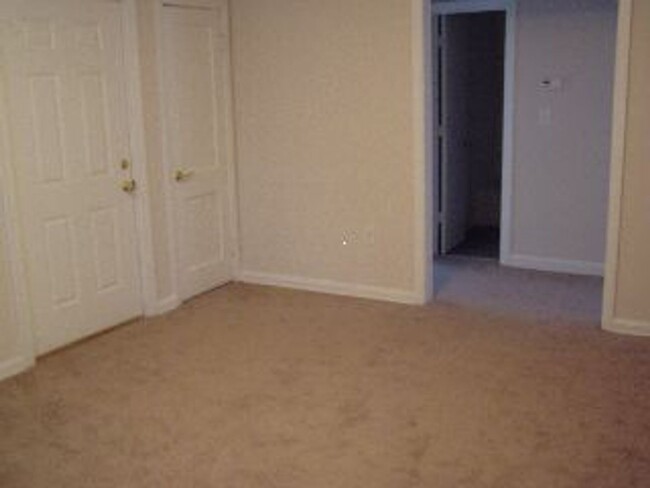 Building Photo - Cute One Level House with Eat-In Kitchen