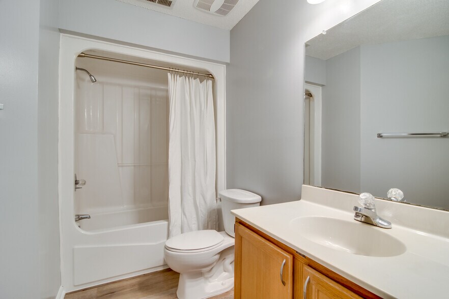 Building Photo - 68 Forest Oaks Dr